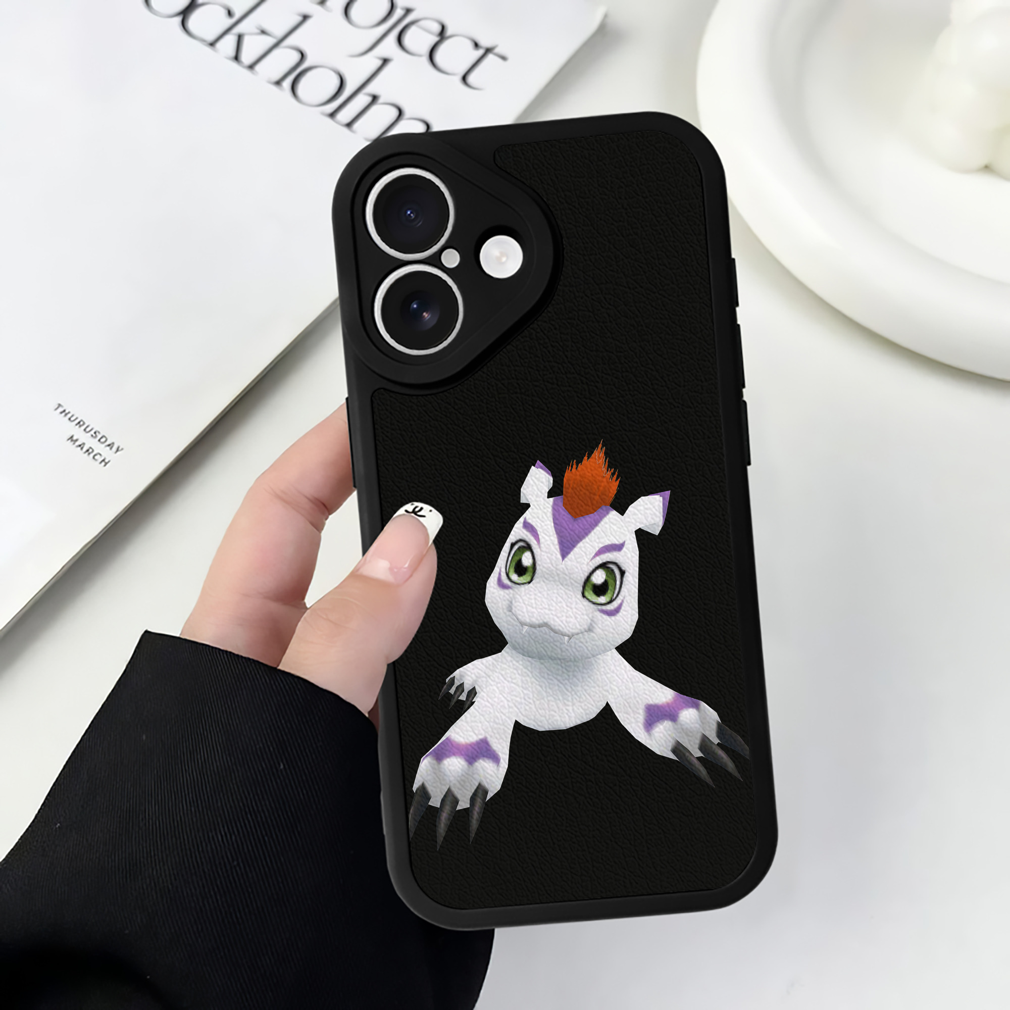 （画像用） Digimon デジタルモンスター/デジモン 【iPhone 16シリーズ対応】シリコンスマホケース（レザー調） 材質：シリコン